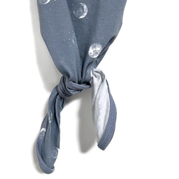 Aden + Anais knotted onesie with matching cap, unisex, size 0-3 months - Picture 7 of 11